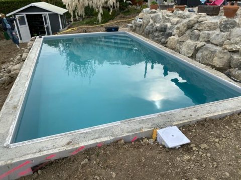 Piscine bien intégrée dans un environnement naturel avec les pierres