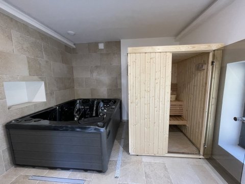 Livraison et installation d'un sauna et d'un spa 3 places en intérieur à Jarrie
