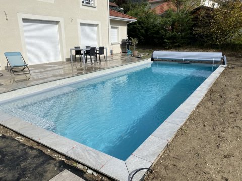 Pose des margelles et volet hors sol, piscine 10m x 4m à Saint Ismier près de Grenoble