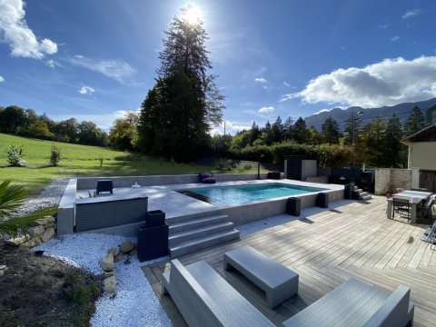 Piscine 8.75M X 4M, PVC gris clair, skimmer extra plat gris clair, escalier pleine largeur, volet immergé avec caillebotis immergé en IPE