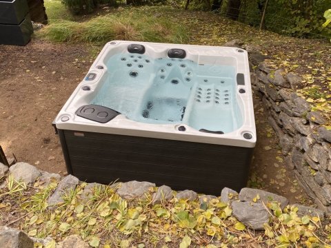 Livraison et installation d'un spa 4 places Rainbow Spas dans l'Oisans