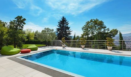 Piscine à débordement cascade