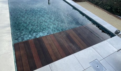 Construction d'une piscine maçonnée sur mesure et d'une terrasse à Echirolles