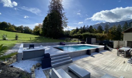 Piscine 8.75M X 4M, PVC gris clair, skimmer extra plat gris clair, escalier pleine largeur, volet immergé avec caillebotis immergé en IPE