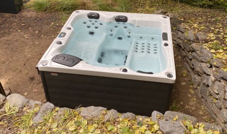 Livraison et installation d'un spa 4 places Rainbow Spas dans l'Oisans