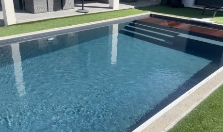 Construction sur mesure d'une piscine miroir 8m x 4m à Brié-et-Angonnes