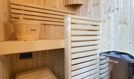 Sauna Harvia 2 personnes dans une salle de bains en Belledonne