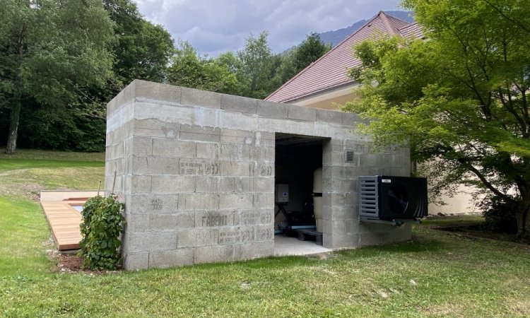 Local technique avec une filtration au sel 100% automatique et pompe à chaleur 100% inverter