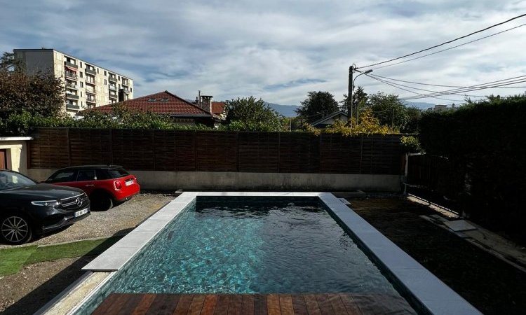 Construction d'une piscine maçonnée sur mesure et d'une terrasse à Echirolles