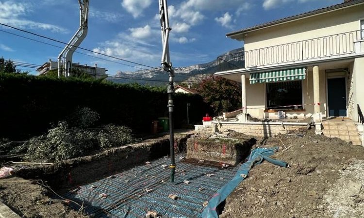 Construction d'une piscine maçonnée sur mesure et d'une terrasse à Echirolles