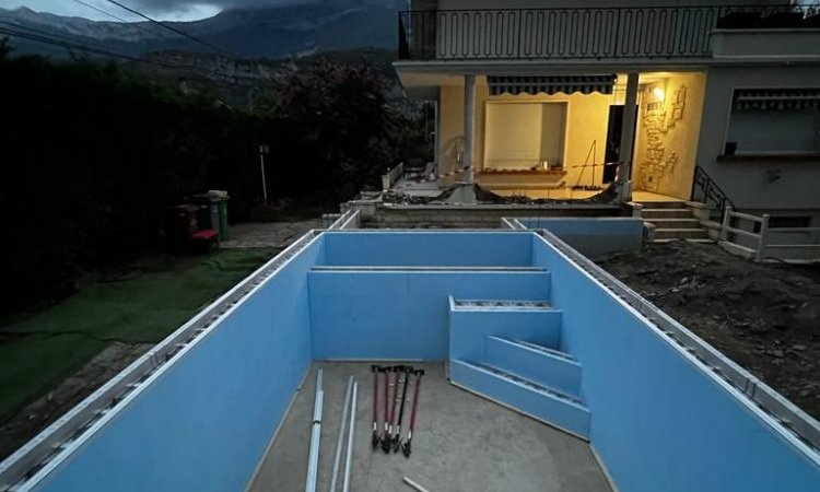 Construction d'une piscine maçonnée sur mesure et d'une terrasse à Echirolles