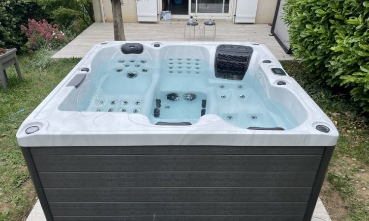 Livraison, installation et mise en service d'un spa 4 places à Seyssins