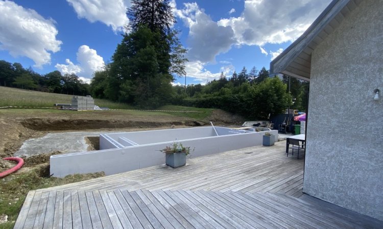 Montage des murs pour la construction d'une piscine de 8.75m x 4m à Monestier-de-Clermont dans le Trièves