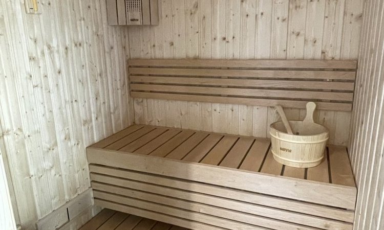 Livraison et installation d'un sauna et d'un spa 3 places en intérieur à Jarrie