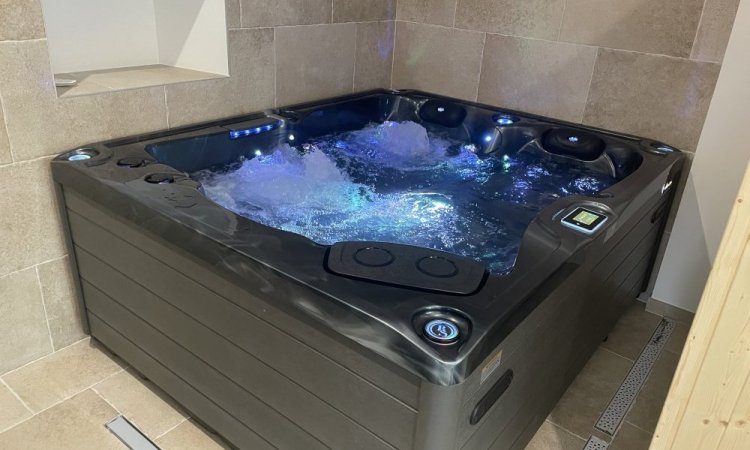 Livraison et installation d'un sauna et d'un spa 3 places en intérieur à Jarrie