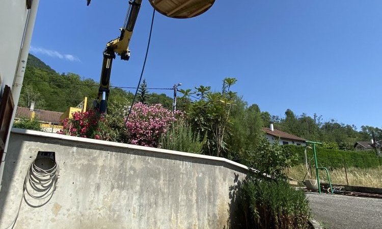 Livraison d'un bain nordique avec une grue