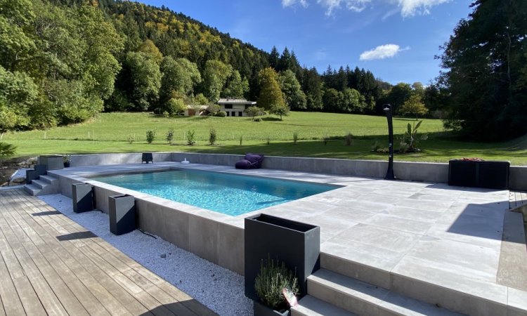 Piscine 8.75M X 4M, PVC gris clair, skimmer extra plat gris clair, escalier pleine largeur, volet immergé avec caillebotis immergé en IPE