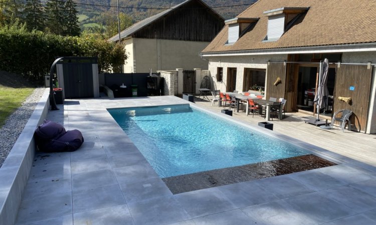 Piscine 8.75M X 4M, PVC gris clair, skimmer extra plat gris clair, escalier pleine largeur, volet immergé avec caillebotis immergé en IPE