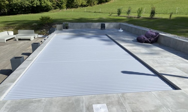 Piscine 8.75M X 4M, PVC gris clair, skimmer extra plat gris clair, escalier pleine largeur, volet immergé avec caillebotis immergé en IPE