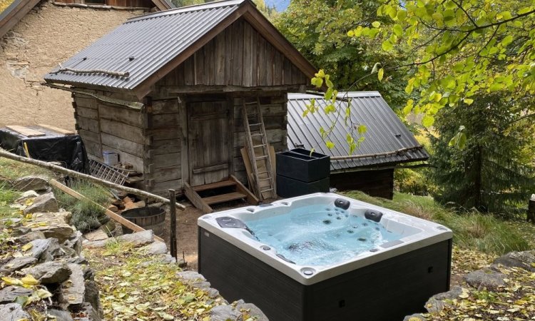 Livraison et installation d'un spa 4 places Rainbow Spas dans l'Oisans