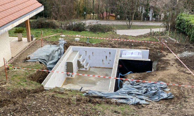 Coulage des murs, plage immergée et escaliers