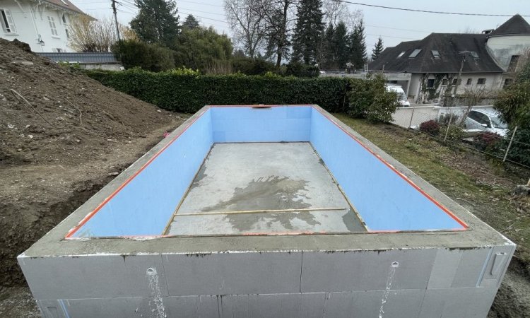 Construction d'une piscine maçonnée sur mesure à Corenc 8m x 4m