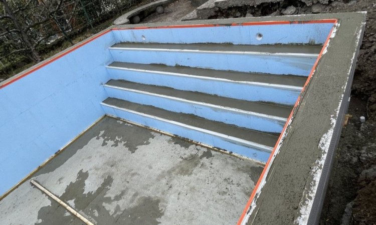 Construction d'une piscine maçonnée sur mesure à Corenc 8m x 4m