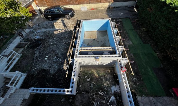 Construction d'une piscine maçonnée sur mesure et d'une terrasse à Echirolles