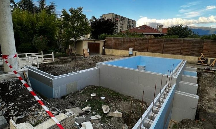 Construction d'une piscine maçonnée sur mesure et d'une terrasse à Echirolles