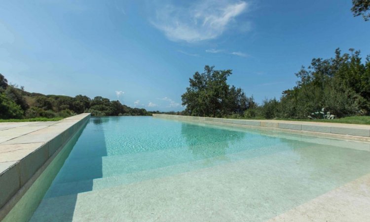 Sublime : Imitant le calcaire travertin qui créé des piscines aux reflets chauds idéales pour des décors exclusifs et naturalistes.