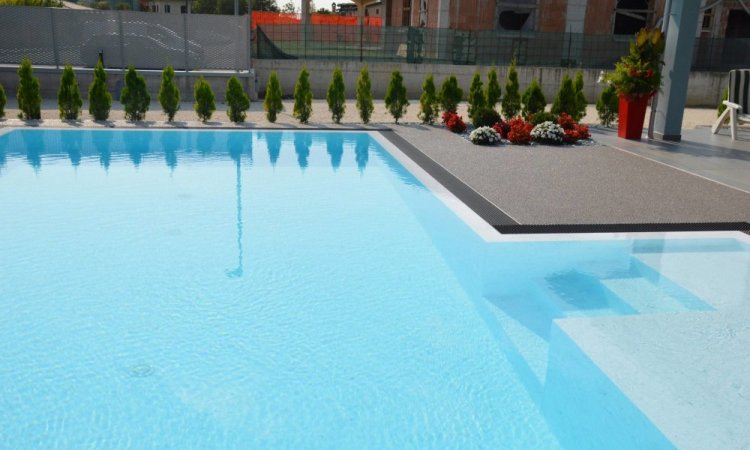 Vanité : Finition spectaculaire ! Apparence ostentatoire de marbre blanc dans les piscines qui rappellent les bains romains.