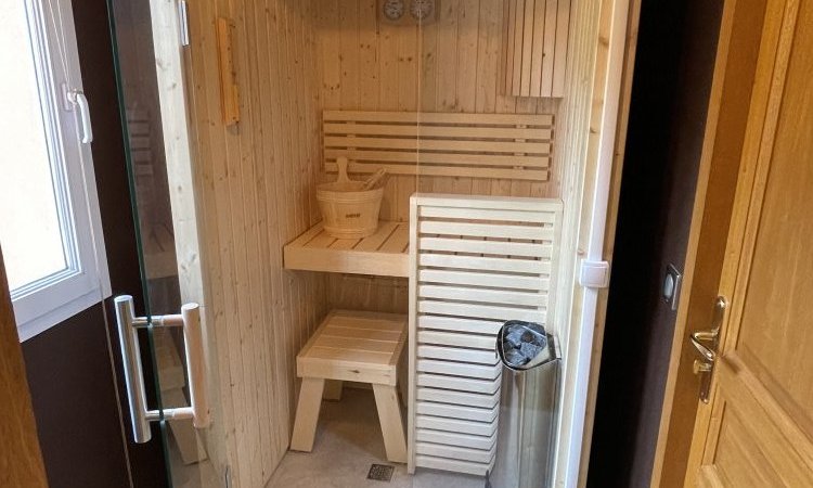 Sauna Harvia 2 personnes dans une salle de bains en Belledonne