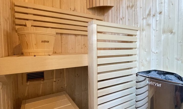 Sauna Harvia 2 personnes dans une salle de bains en Belledonne