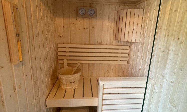 Sauna Harvia 2 personnes dans une salle de bains en Belledonne